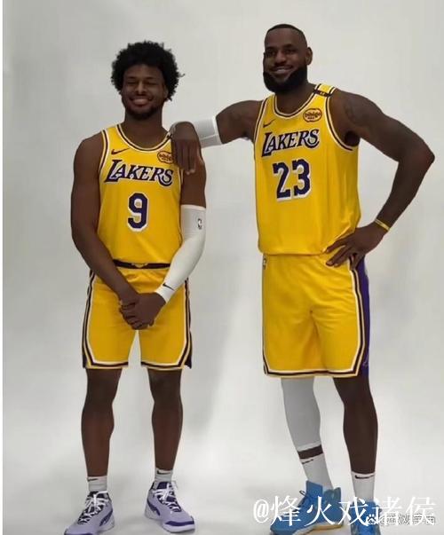 詹姆斯父子携手书写NBA历史新篇！