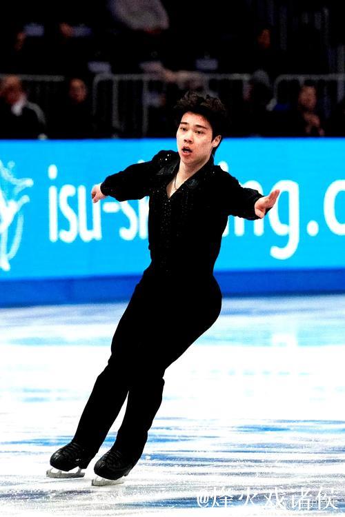 中国双人滑勇夺总成绩冠军 锁定米兰冬奥会参赛资格 中国双人滑勇夺总成绩冠军 锁定米兰冬奥会参赛资格